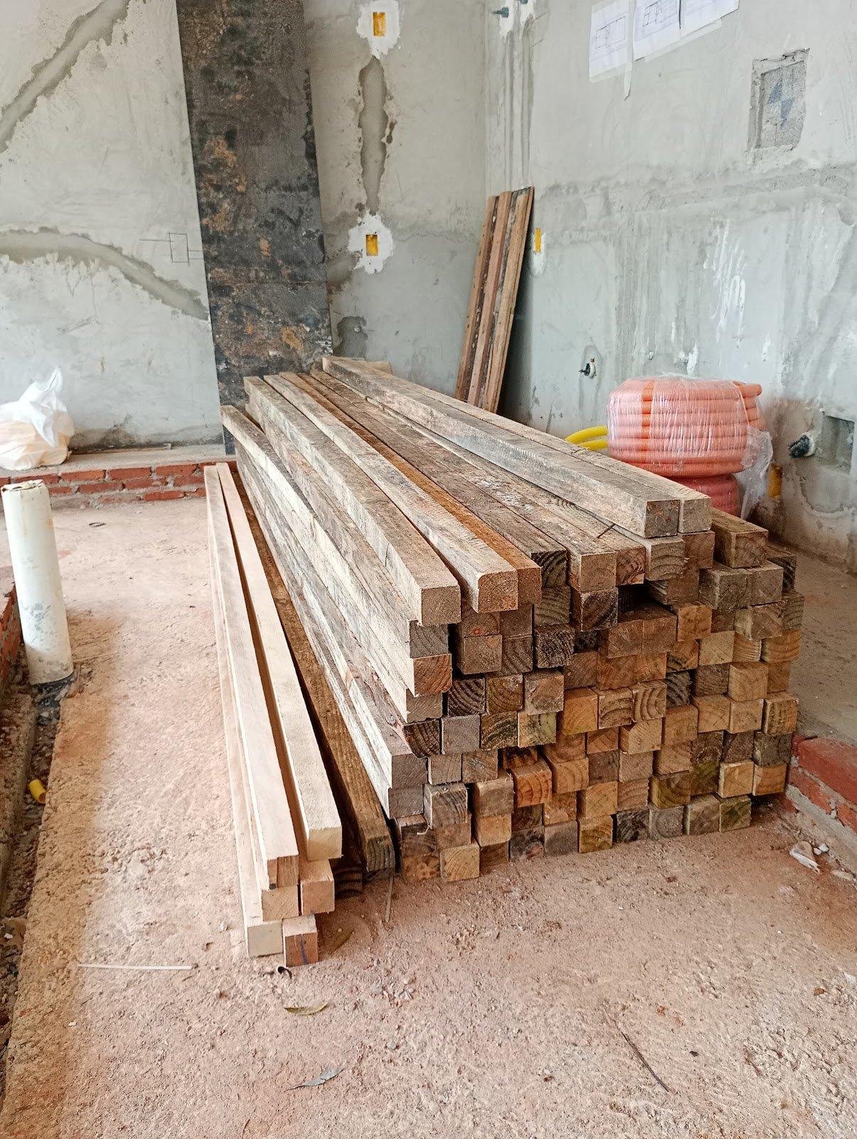Pilhas de vigas de madeira de diferentes espessuras.