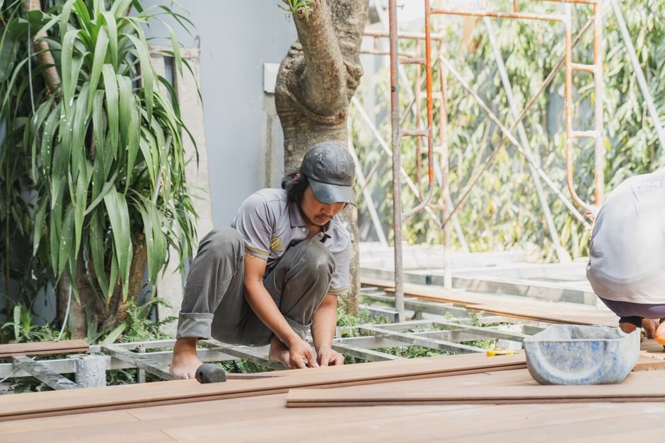 Como planejar a fixação de um deck de madeira em áreas externas e de piscina: Guia Completo