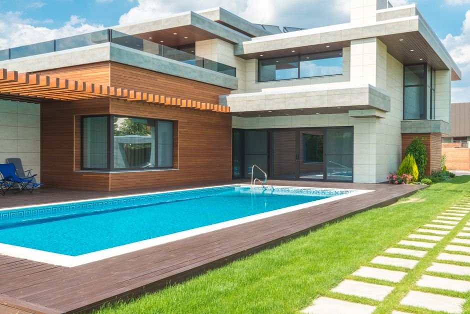 Deck de Madeira para Piscina: Cuidados Essenciais com Sol e Umidade