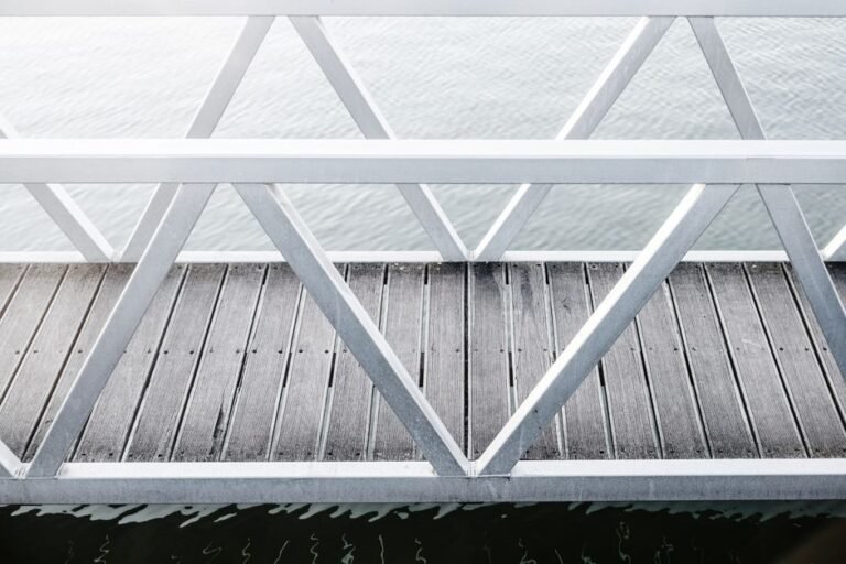 Como Fazer a Manutenção de Deck de Madeira: Guia para Durar Anos